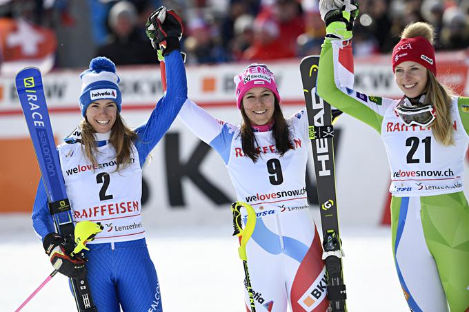 Družbo na zmagovalnem odru sta ji delali Wendy Holdener in Marta Bassino. | Foto: Getty Images