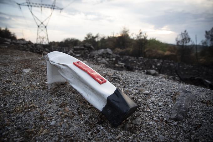 Na svoji uničujoči poti ogenj ne pozna razlik in ovir. | Foto: Bojan Puhek