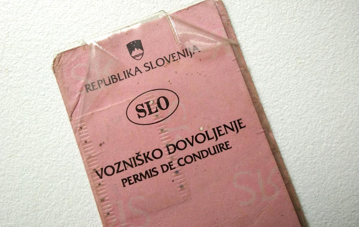 Vozniško dovoljenje | Po statističnih podatkih ministrstva je v obtoku še okoli 355 tisoč vozniških dovoljenj, izdanih na starih obrazcih. Od tega je približno 310 tisoč rožnatih papirnatih vozniških dovoljenj in 45 tisoč polikarbonatnih vozniških dovoljenj, ki potečejo konec letošnjega leta. | Foto Vid Libnik