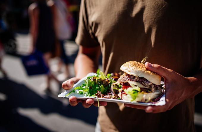 "V Sloveniji so mi pojasnili, da moraš na svoj rojstni dan vse povabiti na zabavo. In to sem storil," o Pivo & Burger Festu pravi Lior. (foto: arhiv Odprte kuhne)
 | Foto: Klemen Korenjak