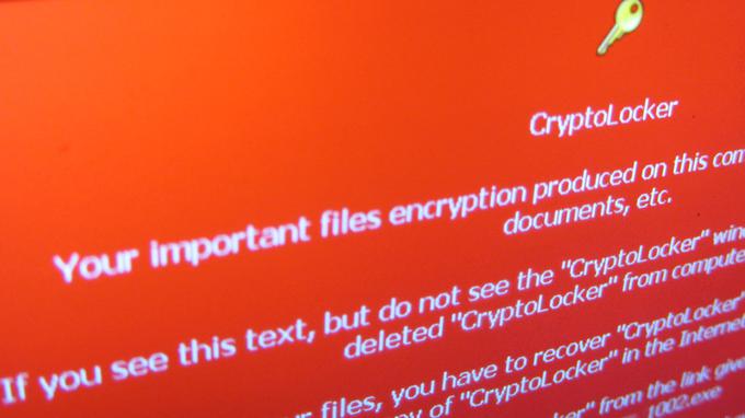 Ključi oziroma orodja za dešifriranje večine bolj znanih izsiljevalskih virusov, kot je CryptoLocker, so danes prosto dostopni na spletu, za nekatere novejše pa jih še ni. Zaradi tega so se začela pojavljati specializirana podjetja, ki rešujejo težave zaradi okužb z izsiljevalskimi virusi. Pred nekaj meseci se je sicer izkazalo, da se nekatera od teh podjetij zadeve ne lotevajo s tehničnega vidika, temveč se pogajajo z napadalci oziroma preprosto plačajo odkupnino. | Foto: Christiaan Colen (Flickr) / Javna licenca CC 2.0