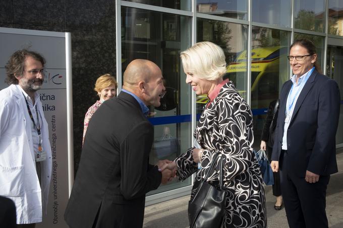 Pred vstopom v Pediatrično kliniko sta si Klakočar Zupančičeva in Zavec segla v roke. | Foto: Bojan Puhek