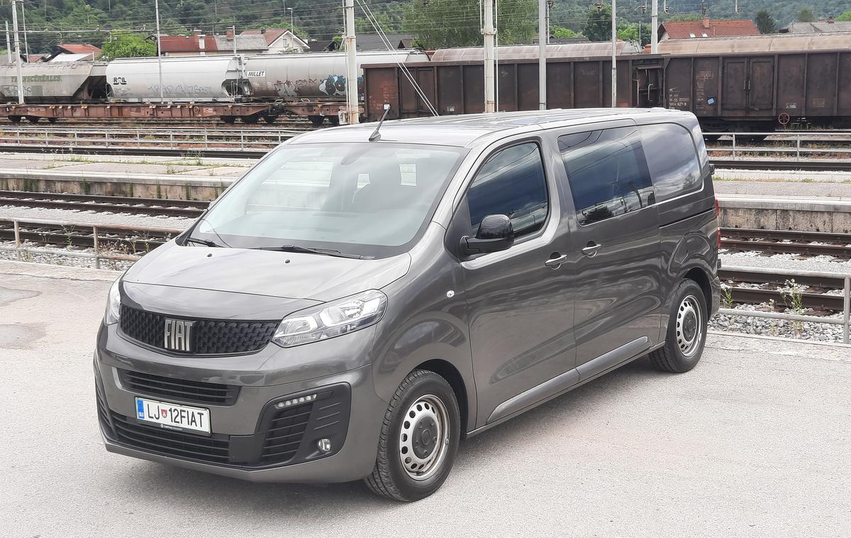 Fiat scudo | Skoraj pet metrov dolg scudo je postavljen na komercialne gume 215/65 R16C na jeklenih platiščih. Stekli v sprednjih vratih se pomikata varnostno na dotik, v drugi vrsti sta nepomični. | Foto Aleš Črnivec