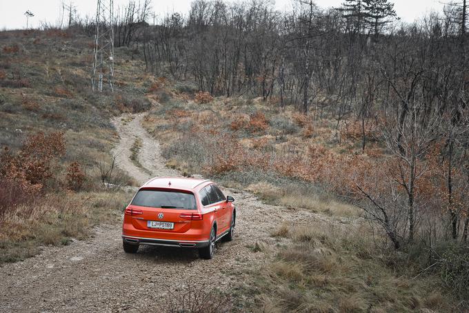 Pritisk na stikalo za terensko vožnjo prilagodi delovanje motorja, menjalnika in podvozja, kakor tudi delovanje asistenčnih sistemov. Na osrednjem zaslonu se prikažejo trije okrogli merilniki, ki dajejo vozniku osnovne podatke med terensko vožnjo. | Foto: Ciril Komotar