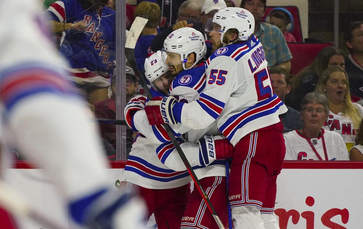 Carolina Hurricanes - NY Rangers | Hokejisti New York Rangers so na odločilni sedmi tekmi s 6:2 premagali Carolino in se uvrstili v konferenčni finale. | Foto Reuters