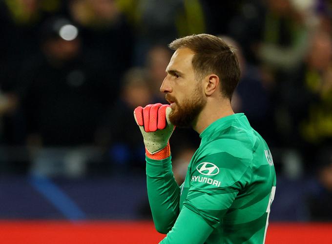 Jan Oblak je v prvem polčasu prejel kar dva zadetka. Na njegovo žalost je bil dvakrat premagan tudi v drugem polčasu, zaostanek z 2:4 pa je bil usoden za Madridčane, ki so s skupnim rezultatom 4:5 ostali praznih rok in izpadli v četrtfinalu. | Foto: Reuters