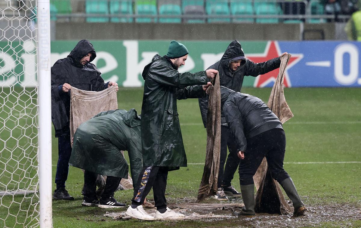 Olimpija Lille | Blatno in načeto igrišče v Stožicah je bilo v četrtek na meji regularnosti. | Foto www.alesfevzer.com