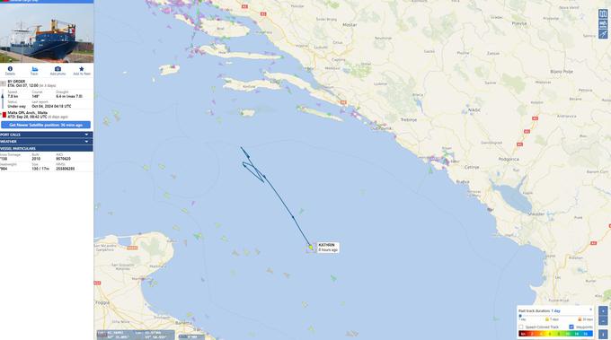 Spletna stran za sledenje pomorskemu prometu Vessel Finder za aktualne pozicije plovil uporablja avtomatski identifikacijski sistem (AIS). Ta je obvezen za vsa plovila katerih bruto tonaža znaša preko 300 GT. Zadnji podatek o poziciji Kathrine je sistem zaznal danes ob 6. uri zjutraj, nato pa ne več. Obstaja možnost, da je posadka sistem izklopila, kar je protizakonito. | Foto: Vessel Finder