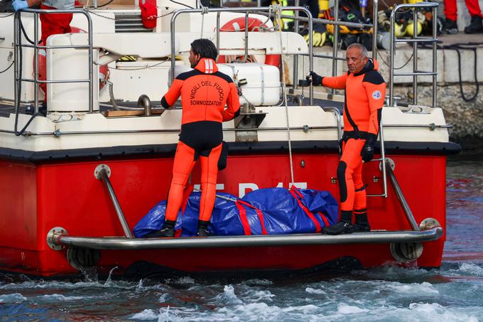 Vreča s truplom enega od ponesrečencev.  | Foto: Reuters