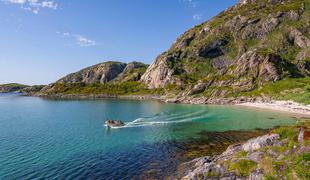 Norveški otok, kjer sonce ne zaide kar 69 dni, hoče ukiniti čas #video