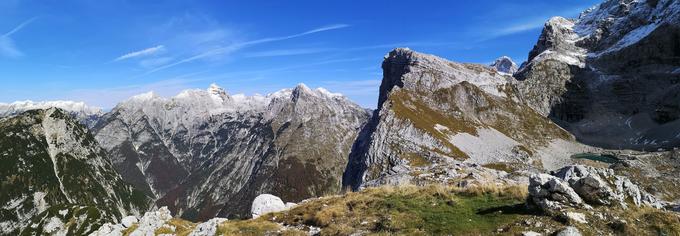 Panorama od Zasavske koče v smeri zahoda in severa. Vidite, kje se skriva Triglav? | Foto: Matej Podgoršek