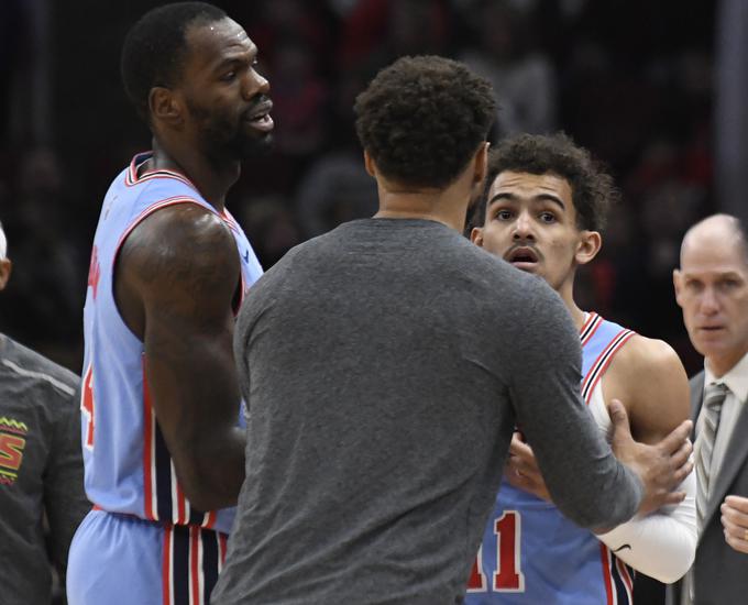 Young je težko sprejel izključitev, zaradi katere je prekinil izjemen strelski niz v ligi NBA. | Foto: Reuters