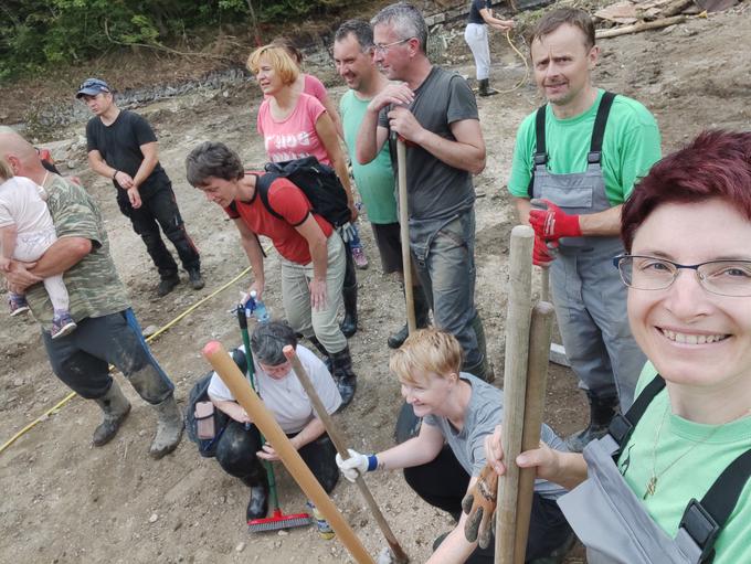 Med Slovenci je zavladala velika solidarnost in na tisoče jih je priskočilo na pomoč. Tudi s svojim optimizmom so prizadetim vlili veliko upanja. | Foto: Arhiv Karitas