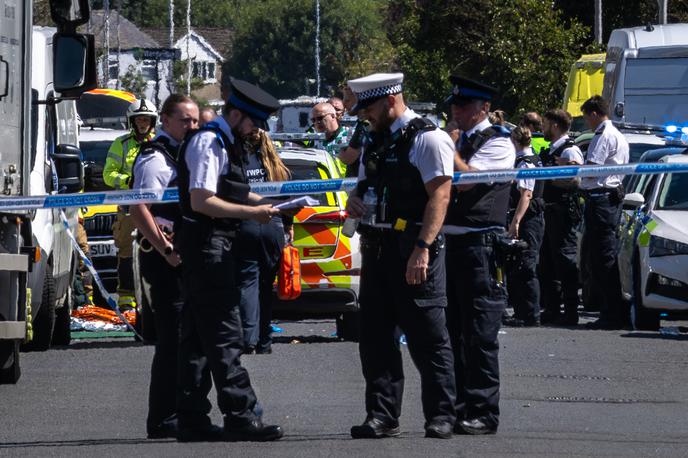 Southport | Na kraju, kjer se je zgodil napad, so policisti in reševalci. | Foto Reuters