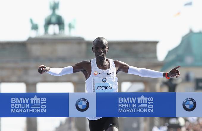 Prihod v cilj nedeljskega berlinskega maratona, v katerem je vse prehitel za skoraj pet minut. | Foto: Getty Images