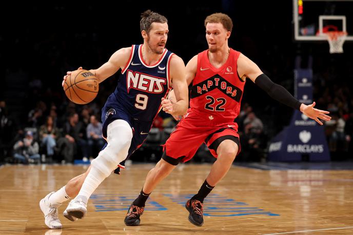 Goran Dragić | Goran Dragić v dvoboju z Malachijem Flynnom, ki je v dresu Toronta blestel na gostovanju v Brooklynu. | Foto Reuters