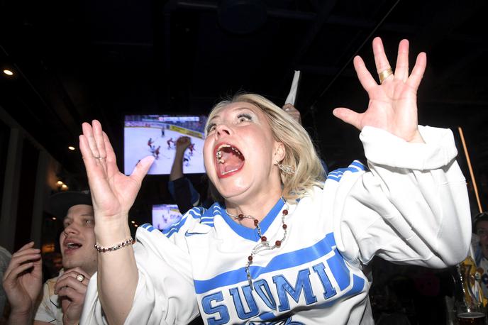 Navijačica Finska | Finska, dežela svetovnih prvakov v hokeju na ledu, doživlja največjo nogometno vročico v zgodovini. | Foto Reuters