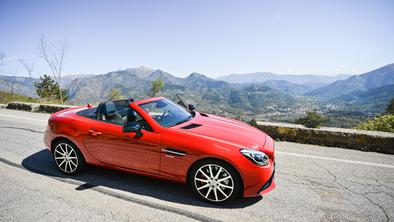 Mercedes-Benz SLC: z AMG-strojem na dvorišče hedonistničnih multimilijonarjev