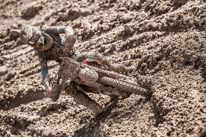 Tim Gajser je na mokri progi naredil napako. | Foto: Guliverimage