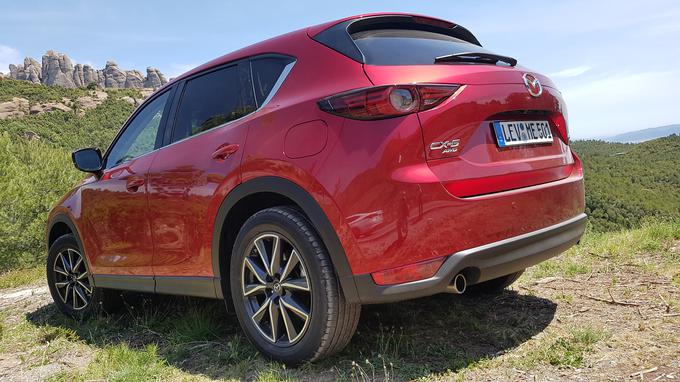 Vozniško je mazda CX-5 ostala prepričljiva. Kupci bodo imeli na izbiro dva bencinska in en dizelski motor. Najboljšo kombinacijo predstavlja močnejši dizelski motor in dobro delujoči samodejni menjalnik. Za boljše vozne lastnosti so pri Mazdi vzvojno čvrstost popravili za 15 odstotkov. | Foto: Gregor Pavšič