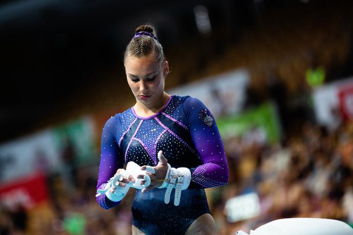 Lucija Hribar | Lucija Hribar je zaradi premora med vajo na dvovišinski bradlji izgubila osem desetink točke. | Foto Luka Vovk/Sportida