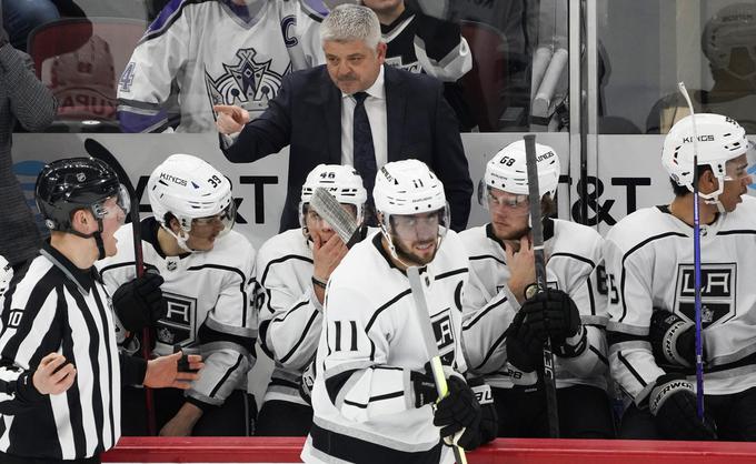 "Za ekipo in za Los Angeles, pa tudi za ligo NHL on pomeni ogromno. Toliko dobrih stvari je naredil za ligo, toliko let že navdušuje in zabava občinstvo," o kapetanu pravi trener Todd McLellan. | Foto: Reuters