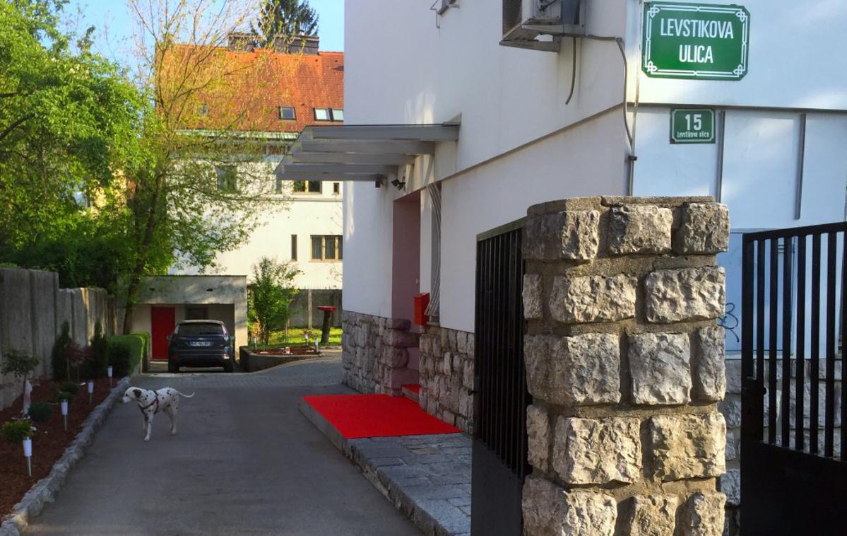 Vila SD Levstikova 15 | Eden od upnikov je želel stranki rubiti nepremičnino na Levstikovi, a je nato zahtevo sam umaknil, piše portal. | Foto Stranka  SD