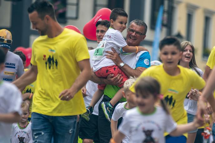 tek junakov 3. nadstropja Ivo Čarman | Nekdanji olimpijec Ivo Čarman, njegova žena Valerija in Urška Kolenc so danes z ekipo požrtvovalnih sodelavcev in številnimi vrhunskimi športniki ter predsednikom Borutom Pahorjem izvedli tek, kot ga v Sloveniji še ni bilo. Udeležili so se ga namreč otroci, ki se zdravijo zaradi raka ali pa so bolezen že premagali. Na fotografiji: Čarman z malim Štefanom v naročju, ki bi zaradi kemoterapije težko tekel. | Foto Matic Ritonja/Sportida