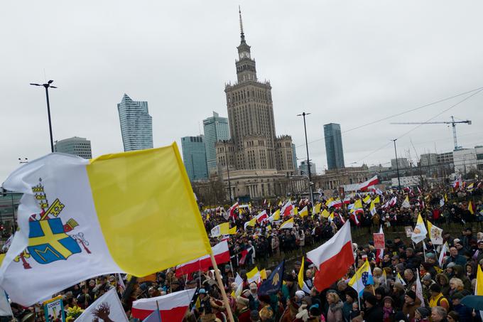 "Kot vsak pošten človek brani svoje otroke, očeta in mater, vsa Poljska brani Janeza Pavla II.," je pisalo na enem od transparentov, ki so jih nosili udeleženci shoda. | Foto: Reuters