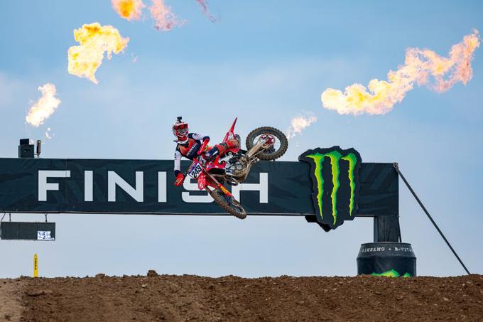 Prečkanje cilje črte in Tim Gajser je dobil svojo 39. zmago v elitnem razredu MXGP. | Foto: Honda Racing/ShotbyBavo