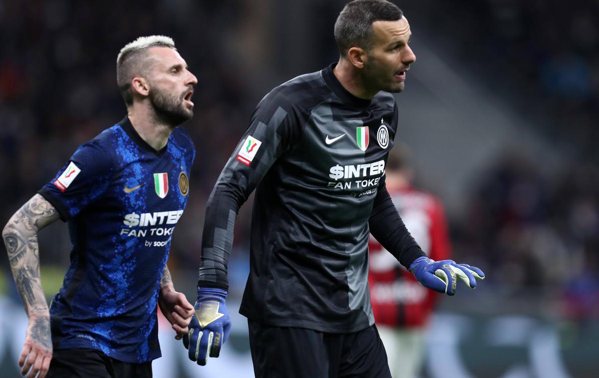 Samir Handanović, Inter | 37-letni Samir Handanović je z Interjem že postal italijanski prvak (2020/21), osvojil je tudi italijanski superpokal, pokalnega naslova pa še ni osvojil. Mu lahko uspe letos? | Foto Guliverimage