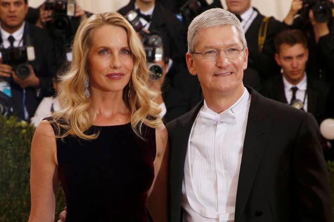 Steve Jobs se je leta 1991 poročil z Laurene Powell (na fotografiji je v družbi zdajšnjega direktorja podjetja Apple Tima Cooka). Poročena sta bila do Jobsove smrti leta 2011, imata pa tri otroke. Powell Jobsova je trenutno v razmerju z ameriškim politikom Adrianom Fentyjem.  | Foto: Reuters