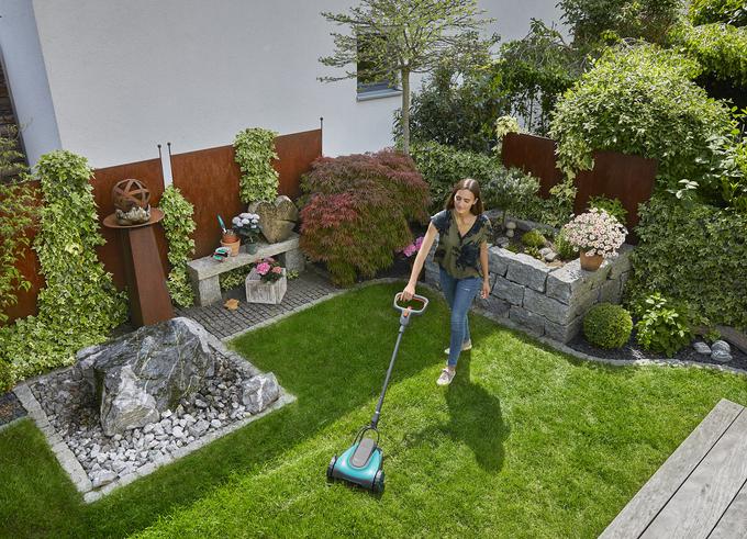 Majhne površine trate hitro pokosimo s kosilnico GARDENA HandyMower. | Foto: 