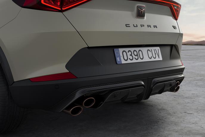 Cupra formentor VZ5 | Najbolj opazna sprememba je zadaj − diagonalno postavljena dvojna zaključka izpušne cevi sta nekaj posebnega. | Foto Cupra