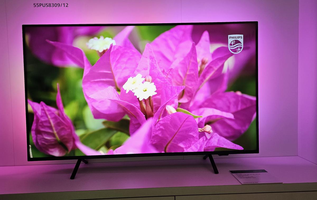 TP Vision Live 2024, Philips TV | Svetlobni učinki Ambilight Plus "podaljšajo" zaslonsko sliko v okolico televizorja. | Foto Srdjan Cvjetović