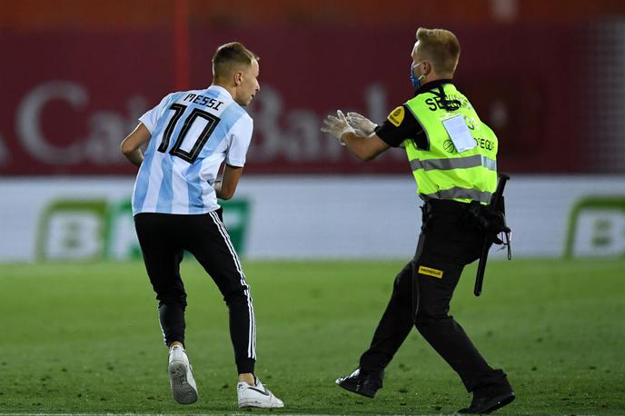 navijač Barcelona | Tekmo med Barcelono in Mallorco, ki se je končala z zmago vodilne Barce s 4:0, je popestril navijač, ki se mu je uspelo prebiti na stadion in zelenico. | Foto Getty Images