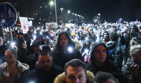 Srbski študenti prebili noč na blokadi, podprla jih je tudi Madonna #video