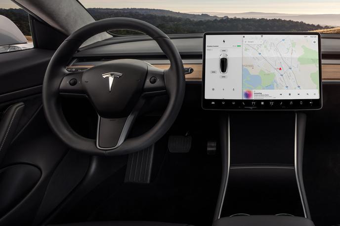 Tesla 3 notranjost | Funkcije infozabavnega sistema v najcenejši tesli 3 bodo omejene. | Foto Tesla