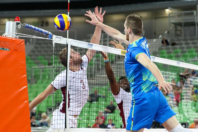 Slovenci so ognjeni krst v svetovni ligi doživeli kar v Stožicah, kjer so pred maloštevilnimi gledalci brez večjih težav premagali Katar in vpisali zgodovinsko zmago. | Foto: 