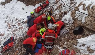 Sankačica zapeljala s proge, pristala v prepadu in se hudo poškodovala #foto