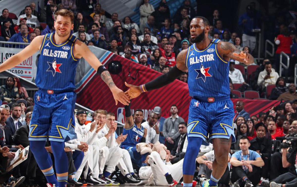 Luka Dončić Lebron James | LeBron James je bil med glavnimi nasprotniki tekme All-Star. Podobno kot Luka Dončić je bil izbran v začetno peterko tudi za letošnji spektakel, znova pa ga je doletela čast, da bo lahko opravljal vlogo kapetana. | Foto Getty Images