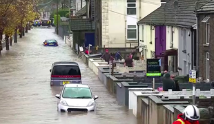 Na britanskem otočju pustoši neurje Bert: poplave in silovit veter se nadaljujejo #video