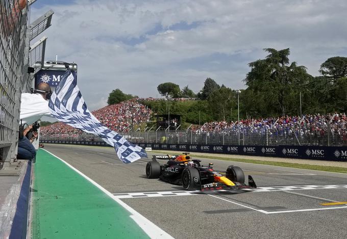 Max Verstappen je zadržal slabo sekundo prednosti. | Foto: Reuters