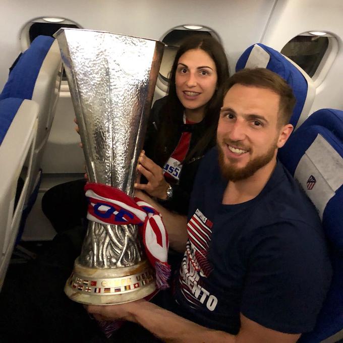 Jan Oblak je prejšnji mesec postal zmagovalec lige Europa. Tako se je vračal v Madrid z lovoriko, družbo pa mu je delala sestra Teja, slovenska košarkarska reprezentantka. | Foto: Twitter - Voranc