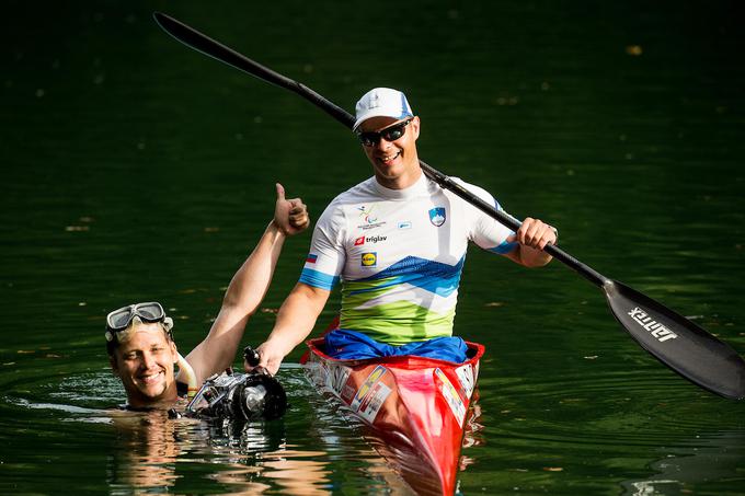 Fabčič v družbi fotografa Vida Ponikvarja, ki pozorno spremlja šport invalidov.  | Foto: 