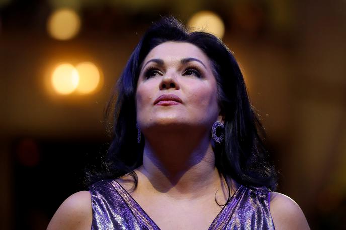 Ana Netrebko | Ana Netrebko je v preteklih letih veljala za podpornico Kremlja. Leta 2014 je pozirala z zastavo proruskih separatistov v regiji Doneck na vzhodu Ukrajine. Ima tudi avstrijsko državljanstvo. Kasneje je zaradi kritik, da je blizu Kremlju, sama odpovedala koncerte, nato pa sporočila, da se maja vrača na koncertne odre. | Foto Reuters