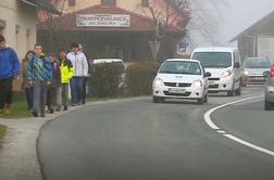 Otroci v šolo hodijo ob prometni cesti, pločnika ni #video