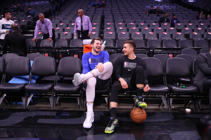 Pred tekmo se je Luka Dončić zapletel v sproščen klepet z Bogdanom Bogdanovićem. | Foto: Reuters