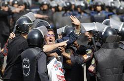 Na Tahrirju spopad policistov in nekaj sto protestnikov