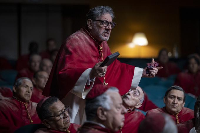 Glavni favorit v konzervativni struji je kardinal Tedesco, ki ga odlično odigra italijanski igralec Sergio Castellitto. Zagovarja vrnitev Cerkve v srednji vek. | Foto: Blitz Film & Video Distribution